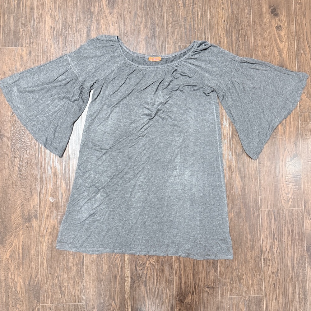 GRAY LONG TOP FLOWY ARMS GREAT USED CONDITION